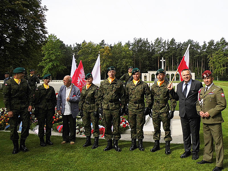Polnische Soldaten am Denkmal