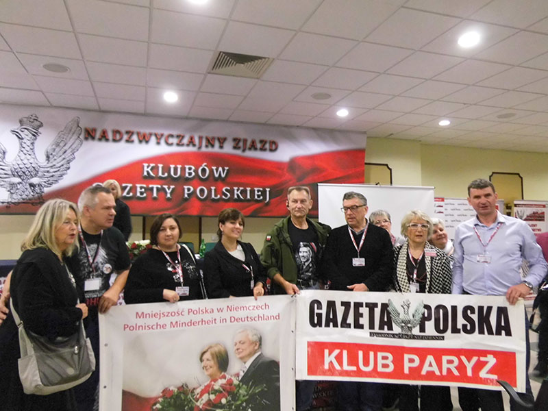 W dniach 13-15 października 2017 roku w uroczej miejscowości Spała (miejsce wypoczynku śp.przedwojennego Pana Prezydenta Rzeczpospolitej Polskiej ,Ignacego Mościckiego)  odbył  się III Nadzwyczajny Zjazd Klubów "Gazety Polskiej". Klubowicze  Gazety Polskiej spotkali się w niezwykle gościnnym miejscu, czyli w Centralnym Ośrodku Sportu – Ośrodku Przygotowań Olimpijskich .  Warto podkreślić,że wprawdzie od historycznego  XII Zjazdu Klubów „Gazety Polskiej” minęło zaledwie parę miesięcy to klubowicze  ponownie pragnęli spotkać się i omówić różnorodne problemy obecnego patriotycznego rządu Pani Premier Beaty Szydło,atakowanego przez totalną opozycję i lewactwo,między innymi za propozycje projektów ustaw o Sądzie Najwyższym i Krajowej Radzie Sądowniczej.Dodatkowym impulsem do zorganizowania III Zjazdu KGP był fakt pilnego omówienia w środowisku Klubów Gazety Polskiej ,jak  sprostać wymaganiom w związku ze zbliżającymi  się w następnych dwóch latach  wyborów samorządowych  i parlamentarnych, których wynik na wiele lat może zdeterminować los następnych pokoleń Polaków.  Powoli budzą się z letargu kolejne społeczeństwa UE dostrzegając  zagrożenie terroryzmem islamskim i separatyzmem inspirowanym przez terrorystę Putina,mając dość utopijnych projektów multi-kulti ,genderyzmu,walki z korzeniami chrześcijańskimi Europy i Ameryki a  przede wszystkim serwowanych  kłamstw w mediach poprawności politycznej i wybierają rządy konserwatywno-chrześcijańskie.Obecne władze UE i lewaccy szaleńcy bezpardonowo atakują konserwatywno-patriotyczne  rządy w Polsce,na Węgrzech i w USA oraz  prawdziwie opozycyjną partię AfD w RFN.  Gościem honorowym III Zjazdu KGP był prezes partii rządzącej Prawo i Sprawiedliwość pan Jarosław Kaczyński.Miłym akcentem III Zjazdu klubowiczów GP było odznaczenie Pana Prezesa PiS Jarosława Kaczyńskiego jak i  Pana Ministra Obrony Narodowej RP  Antoniego Macierewicz złotymi odznakami Rodła,a Pana Redaktora Naczelnego Gazety  Polskiej Tomasza Sakiewicza srebrną odznaką Rodła,(znak Rodła kotwicą polskości )przez prezesów Klubów Rodła Berlin-Brandenburg i Szczecin-Dargobądz.Uczestnicy III Zjazdu KGP przyjęli uchwały.