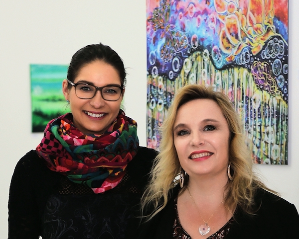 Künstlerin Juana Reimers mit Galeristin Priska Medam, Galerie zum Harnisch, Schweiz