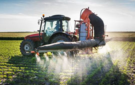 Pflanzenschutzmittel-Traktor-Feld-sprühen