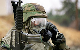 US-Soldat-Gasmaske-Funkgerät
