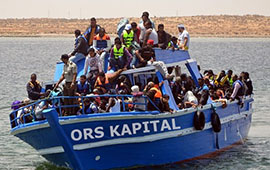 Überfülltes-Boot-mit-Flüchtlingen