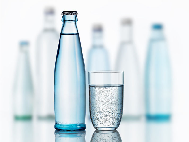 Mineralwasserflasche und Glas