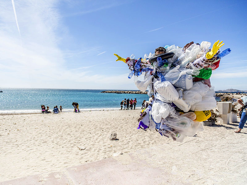 Plastik-Müll-Strand-Menschen